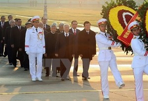 Party and State leaders paid floral tribute to President Ho Chi Minh at his Mausoleum. Photo: VNA